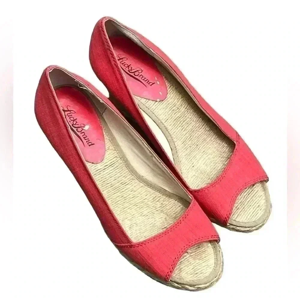 Lucky Brand Wedge Heel Shoe in size 7. Gorgeous coral color with peek-a-boo toe - Picture 3 of 7